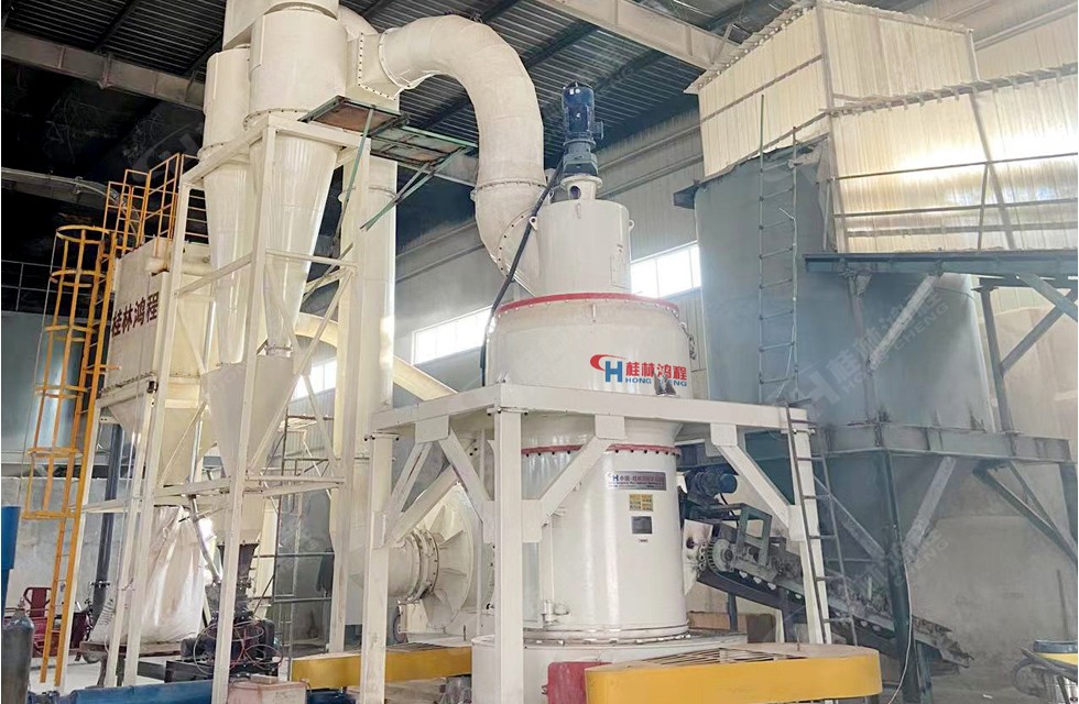 工業白泥用什么機器磨粉：HCQ1500白泥磨粉機現場圖片